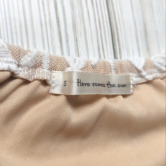 Here Comes the Sun Floral Lace Crop Top with Nude Panel in White Size Small - Picture 4 of 8